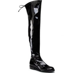 Muszkieterki STUART WEITZMAN - Lowland Vinyl 1L23126 Black Str Vinyl. Czarne kozaki damskie Stuart Weitzman, ze skóry, przed kolano, na wysokim obcasie, na obcasie, bez zapięcia. W wyprzedaży za 1689,00 zł.