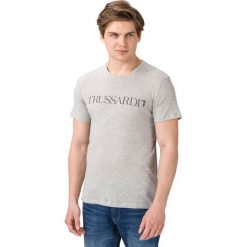 Trussardi Jeans Koszulka Szary. Szare podkoszulki męskie Trussardi Jeans, m, z haftami, z bawełny, z krótkim rękawem. Za 180,95 zł.