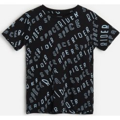 T-shirt z napisami -. T-shirty męskie Reserved, z napisami, bez kołnierzyka. Za 25,99 zł.