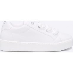 Guess Jeans - Buty. Białe buty sportowe damskie marki Guess Jeans, z aplikacjami, z gumy. W wyprzedaży za 319,90 zł.