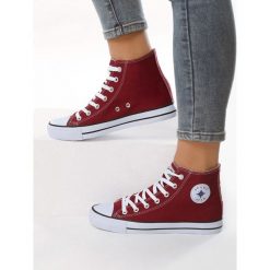 Bordowe Trampki Posing. Czerwone trampki i tenisówki damskie marki Born2be, z nadrukiem, przed kolano, na sznurówki. Za 49,99 zł.