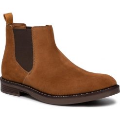 Sztyblety CLARKS - Paulson Up 261464547 Tan Suede. Pomarańczowe sztyblety męskie Clarks, z zamszu, bez zapięcia. W wyprzedaży za 279,00 zł.