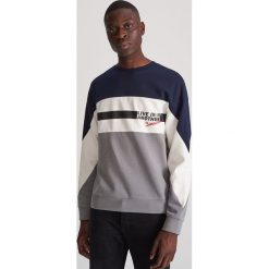 Bluza z kolorowymi wstawkami - Jasny szary. Szare bluzy męskie Reserved, s, bez wzorów, bez kołnierzyka, bez rękawów, bez kaptura. W wyprzedaży za 39,99 zł.