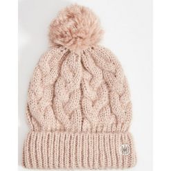 Czapka z pomponem - Różowy. Różowe czapki damskie Mohito, bez wzorów. W wyprzedaży za 19,99 zł.