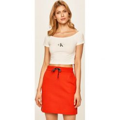 Calvin Klein Jeans - Top. Białe bluzki damskie Calvin Klein Jeans, s, z nadrukiem, z elastanu, bez kołnierzyka. Za 129,90 zł.