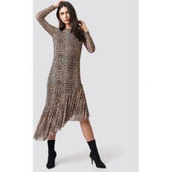 NA-KD Boho Siateczkowa sukienka z długim rękawem - Brown,Multicolor. Brązowe sukienki damskie NA-KD Boho, bez wzorów, boho, z falbankami, z długim rękawem, długie, midi. W wyprzedaży za 72,88 zł.