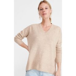 Sweter z dekoltem w serek - Beżowy. Brązowe swetry damskie Reserved, s, bez wzorów, bez rękawów, bez kaptura. Za 99,99 zł.