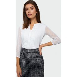 Elegancka biała bluzka - 36. Białe bluzki damskie e-margeritka.pl, bez wzorów, z tkaniny, eleganckie, bez kołnierzyka, bez rękawów. Za 79,99 zł.