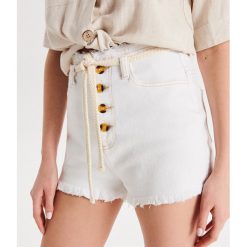 Jeansowe szorty High Waist z paskiem - Biały. Białe szorty damskie Cropp, bez wzorów, z jeansu, z podwyższonym stanem. Za 99,99 zł.