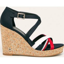 Tommy Hilfiger - Sandały. Niebieskie koturny damskie TOMMY HILFIGER, bez obcasa, na obcasie, na klamry. Za 399,90 zł.