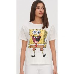 Koszulka z nadrukiem SpongeBob - Biały. Białe koszulki damskie House, s, z nadrukiem, bez kołnierzyka, bez rękawów. Za 39,99 zł.