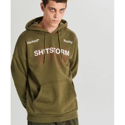 Bluza z nadrukiem - Khaki. Brązowe bluzy męskie Cropp, s, z nadrukiem, bez kołnierzyka, bez rękawów, bez kaptura. W wyprzedaży za 89,99 zł.