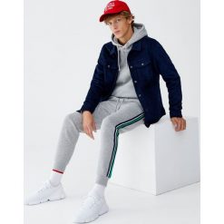 Lekka sztruksowa kurtka trucker. Zielone kurtki męskie Pull&Bear, m, bez wzorów, ze sztruksu, bez kaptura. Za 129,00 zł.
