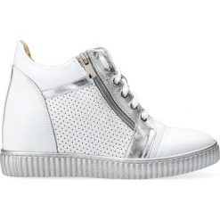 Sneakersy biało srebrne na koturnie. Białe sneakersy damskie Arturo Vicci, ze skóry. Za 269,00 zł.