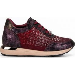 Kylie czerwone Modne Buty Sportowe. Czerwone buty sportowe damskie KYLIE, bez wzorów, z gumy, bez zapięcia. W wyprzedaży za 99,00 zł.