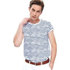 T-SHIRT W PASY Z NADRUKIEM. Białe t-shirty męskie Top Secret, na lato, m, w paski, z bawełny, z okrągłym kołnierzem, krótkie. W wyprzedaży za 24,99 zł.