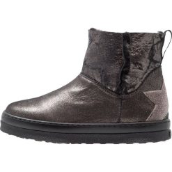 Unisa Botki plomo /siberia steel. Szare botki damskie na zamek Unisa, z materiału. W wyprzedaży za 263,45 zł.