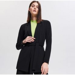 Blezer z wiązaniem w talii - Czarny. Czarne bolerka i narzutki damskie marki Reserved, s. Za 139,99 zł.