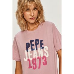 Pepe Jeans - T-shirt Adele. Białe bluzki damskie Pepe Jeans, s, z nadrukiem, z bawełny, casualowe, z okrągłym kołnierzem, z krótkim rękawem. W wyprzedaży za 124,90 zł.