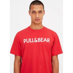 Koszulka z logo Pull&Bear. Białe koszulki męskie Pull&Bear, m, bez wzorów, bez kołnierzyka, z krótkim rękawem, krótkie. Za 39,90 zł.