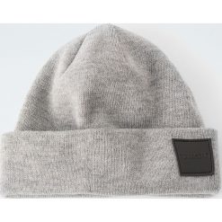 Melanżowa czapka z gumową naszywką. Szare czapki męskie marki Pull&Bear, z aplikacjami, z dzianiny. Za 59,90 zł.