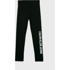 Calvin Klein Jeans - Legginsy dziecięce 140-176 cm. Czarne spodnie dziewczęce marki Calvin Klein Jeans, z nadrukiem, z elastanu. Za 229,90 zł.