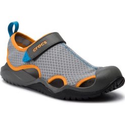 Sandały CROCS - Swiftwater Mesh Deck Sandal M 205289 Light Grey/Blazing Orange. Szare klapki męskie Crocs, bez wzorów, z tworzywa sztucznego. Za 219,00 zł.