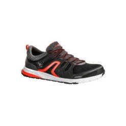 Buty męskie do szybkiego marszu PW 240 czarno-czerwone. Czarne buty sportowe męskie marki NEWFEEL, z poliesteru, bez zapięcia, trekkingowe. W wyprzedaży za 89,99 zł.