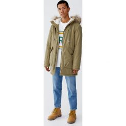 Parka z futrzanym kapturem. Brązowe płaszcze męskie Pull&Bear, m, bez wzorów, z futra. Za 299,00 zł.