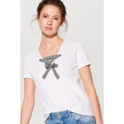T-shirty damskie: Bawełniana koszulka z wiązaniem na dekolcie – Biały