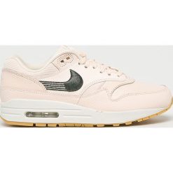 Nike Sportswear - Buty Nike Air Mac 1 Premium. Szare buty sportowe damskie Nike Sportswear, z gumy. W wyprzedaży za 485,91 zł.
