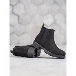 Botki na platformie. Botki damskie FILIPPO, z zamszu, bez obcasa, na platformie, bez zapięcia. Za 139,00 zł.