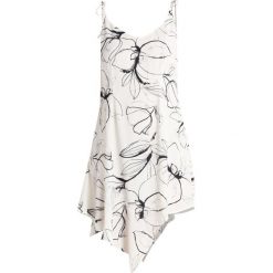 Vince Camuto FRESCO PETALS FLARE Top antiq white. Białe koszulki damskie marki Vince Camuto, l, bez wzorów, z elastanu, bez kołnierzyka, bez rękawów. Za 379,00 zł.