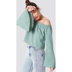 NA-KD Boho Top z odkrytymi ramionami - Green. Zielone topy damskie marki NA-KD Boho, bez wzorów, z poliesteru, bez kołnierzyka. W wyprzedaży za 48,78 zł.