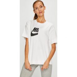 Nike Sportswear - Top sportowy. Białe topy damskie marki Nike Sportswear, s, z nadrukiem, z bawełny, z okrągłym kołnierzem. W wyprzedaży za 129,90 zł.