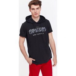T-SHIRT MĘSKI Z KAPTUREM. Czarne t-shirty męskie Top Secret, na zimę, xxl, z nadrukiem, eleganckie, z kapturem, krótkie. W wyprzedaży za 19,99 zł.