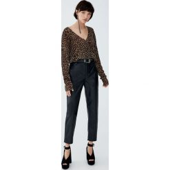 Spodnie mom fit ze sztucznej skóry. Czarne spodnie damskie marki Pull&Bear, bez wzorów, ze skóry. Za 109,00 zł.