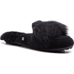 Kapcie UGG - W Shaine Wisp 1099946 W/Blk. Czarne klapki damskie Ugg, bez wzorów, ze skóry, bez obcasa. W wyprzedaży za 339,00 zł.