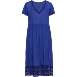Sukienka midi z koronką bonprix błękit królewski. Niebieskie sukienki damskie bonprix, w koronkowe wzory, z koronki, z dekoltem w serek, bez rękawów, midi. Za 149,99 zł.