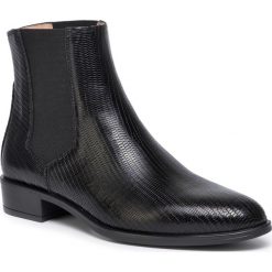 Sztyblety UNISA - Belki F19 Btj Black. Czarne kozaki damskie Unisa, ze skóry, bez obcasa, bez zapięcia. W wyprzedaży za 329,00 zł.