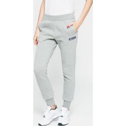 Ellesse - Spodnie. Różowe spodnie damskie Ellesse, z bawełny. W wyprzedaży za 129,90 zł.