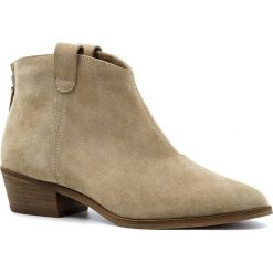 Damskie beżowe welurowe botki z zamkiem na pięcie 28K. Brązowe botki damskie Neścior, ze skóry, eleganckie, bez obcasa, bez zapięcia. W wyprzedaży za 249,00 zł.