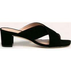 Stuart Weitzman - Klapki skórzane Aletha 50. Czarne klapki damskie Stuart Weitzman, bez wzorów, ze skóry, bez obcasa, na obcasie. W wyprzedaży za 899,90 zł.