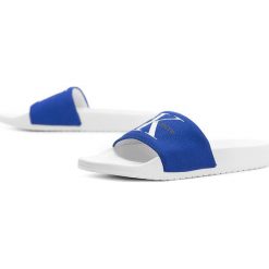 Calvin Klein Jeans Chantal RE9587-NUB. Klapki damskie Calvin Klein, w paski, z jeansu, bez obcasa. W wyprzedaży za 129,99 zł.