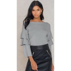 Swetry klasyczne damskie: Rut&Circle Sweter z rękawem z falbanami Tracy – Grey