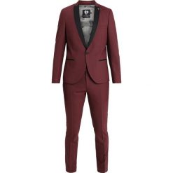 Twisted Tailor DUNSTER TUX Garnitur bordeaux. Czerwone garnitury męskie marki Twisted Tailor, z elastanu. Za 1089,00 zł.