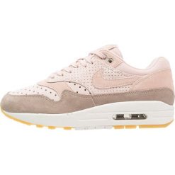 Nike Sportswear AIR MAX 1 Sneakersy niskie particle beige/sepia stone/light brown/summit white. Brązowe trampki i tenisówki damskie Nike Sportswear, bez wzorów, ze skóry, bez zapięcia. W wyprzedaży za 471,20 zł.