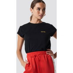 NA-KD T-shirt z surowym wykończeniem i haftem - Black. Czarne t-shirty damskie marki NA-KD, z haftami, z jersey, z okrągłym kołnierzem. Za 72,95 zł.