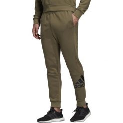 MĘSKIE SPODNIE MUST HAVES FRENCH TERRY BADGE OF SPORT (XXL). Zielone spodnie męskie Adidas, s, bez wzorów, z bawełny, klasyczne. W wyprzedaży za 139,99 zł.