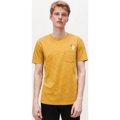 T-shirt z kieszenią i nadrukiem - Pomarańczowy. Pomarańczowe t-shirty męskie Reserved, s, z nadrukiem, bez kołnierzyka. Za 49,99 zł.